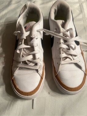 Nike sneakers size 6